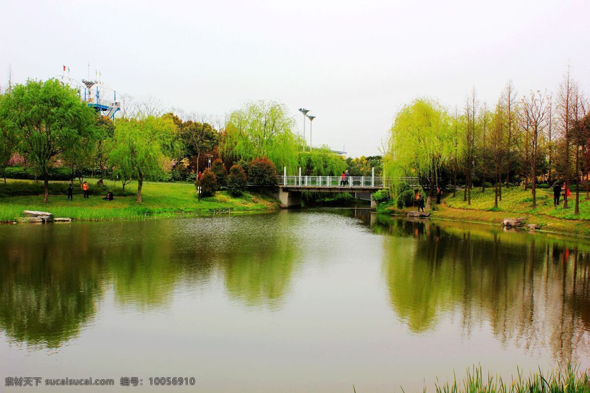 上海 闵行 体育 公园 大桥 湖水 垂柳 行人 树木 倒影 国内旅游 旅游摄影