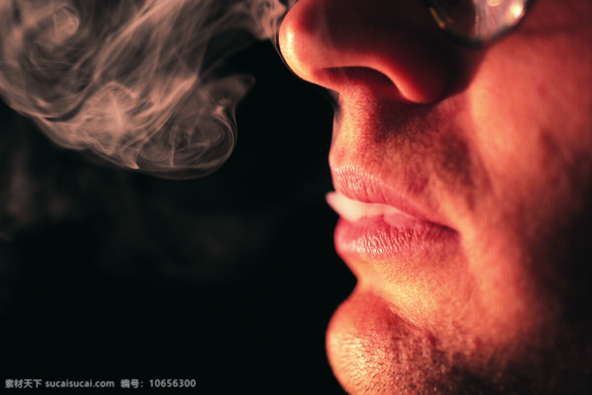 地产人物 地产素材 人物 思考 抽烟 实用 男子 中年男子 学者 人物图库 人物摄影 摄影图库