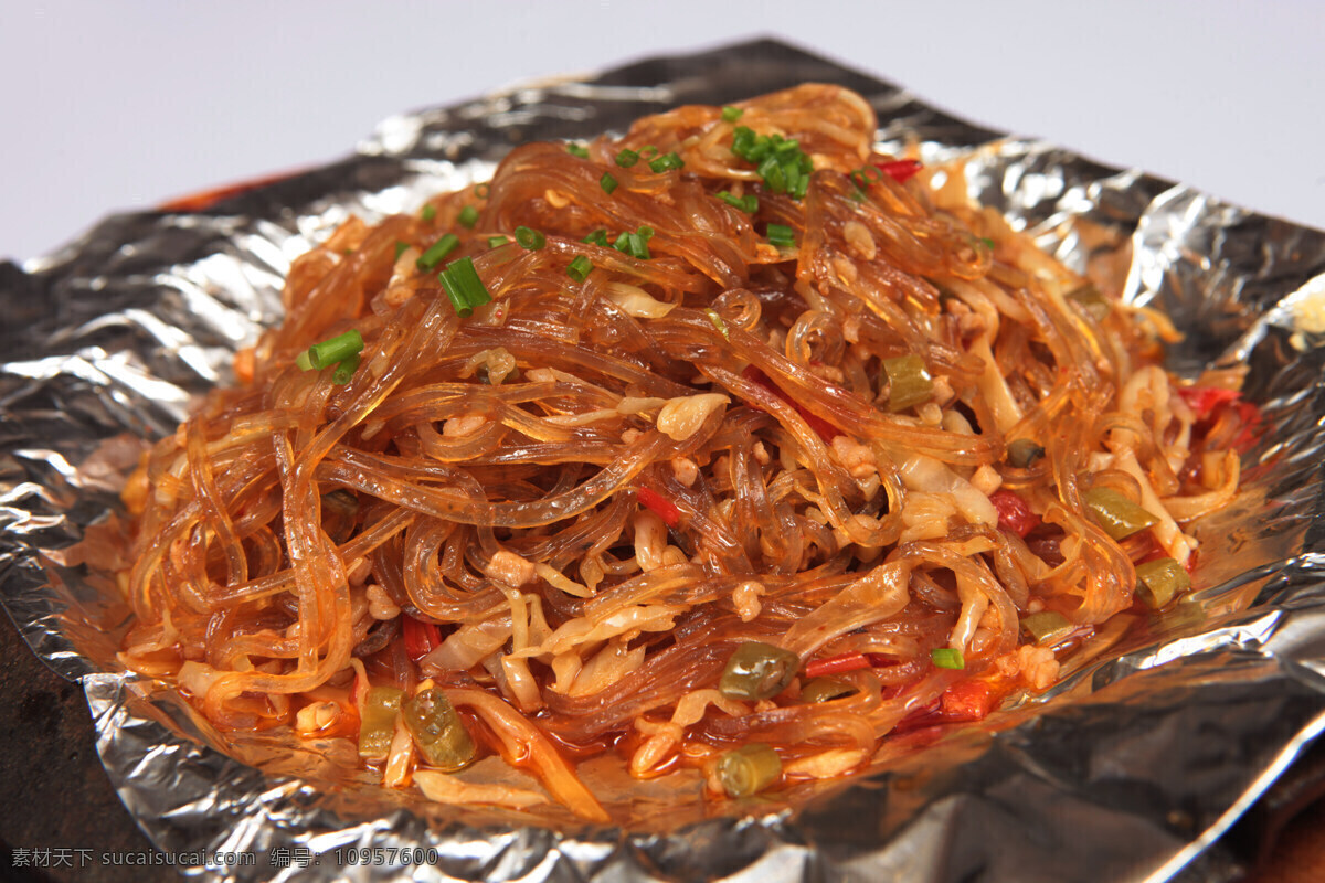 铁板水晶粉 美食 菜品 菜谱 餐饮 中餐 食品 传统美食 餐饮美食 热菜 辣椒 粉条 锡纸 湘菜 铁板烧 高清 写真照片