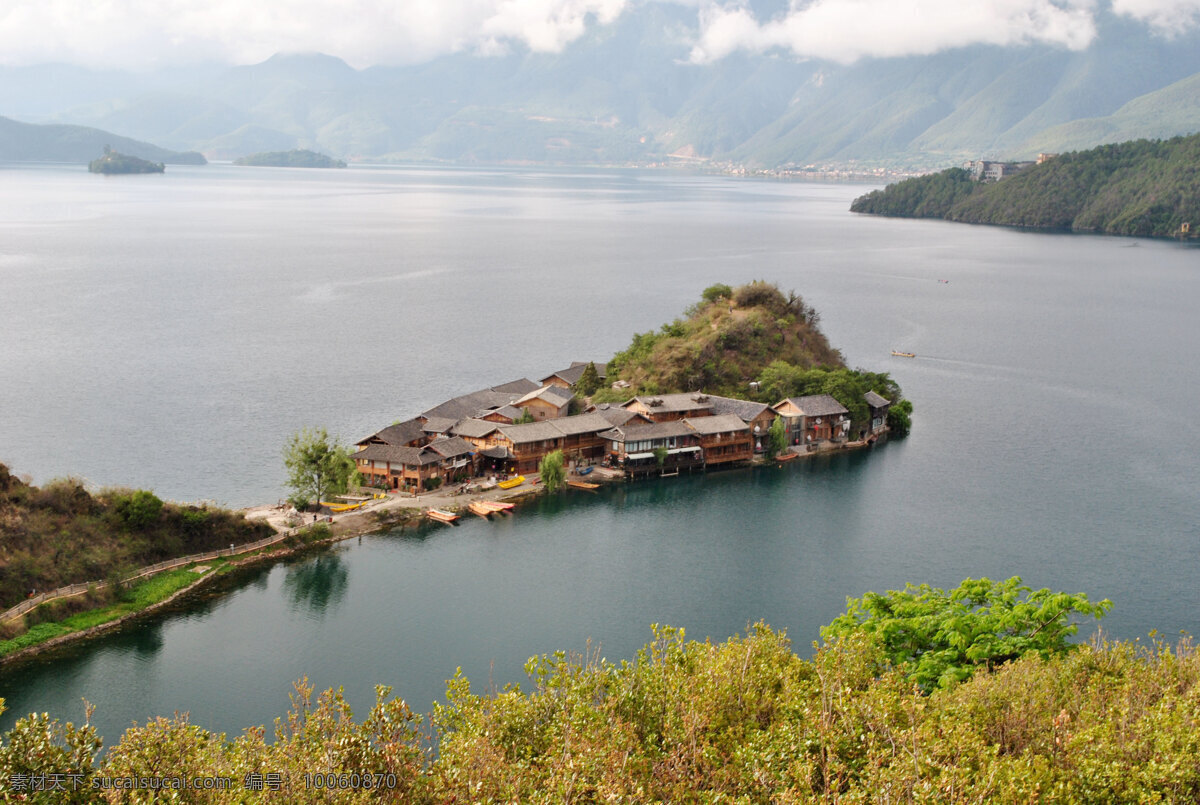 泸沽湖之旅 去泸沽湖途中 这样的山水 让我想起了 台湾的日月潭 山山水水 山水之间 水 山 房子 自然景观 自然风景