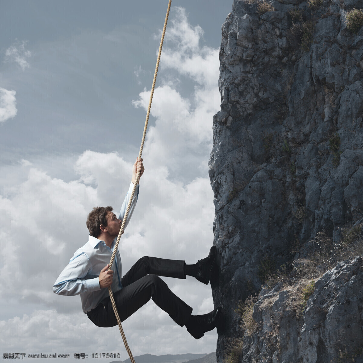 拽 绳子 上 趴 男人 外国男人 爬行 攀岩 高山 天空 云朵 职业人物 商务人士 人物图片
