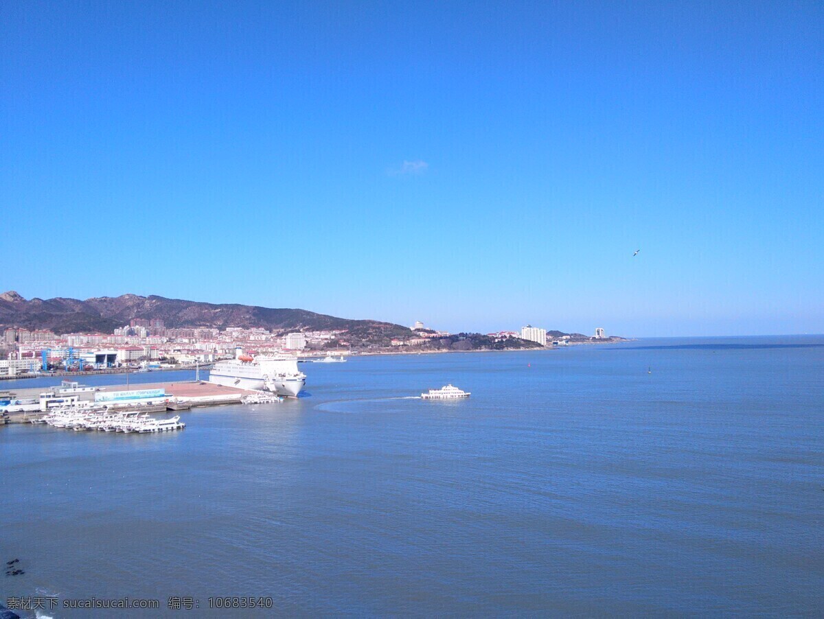 威海海边 威海 海边 蓝天 蓝天白云 干净清新 海面 海平面 船 旅游摄影 自然风景