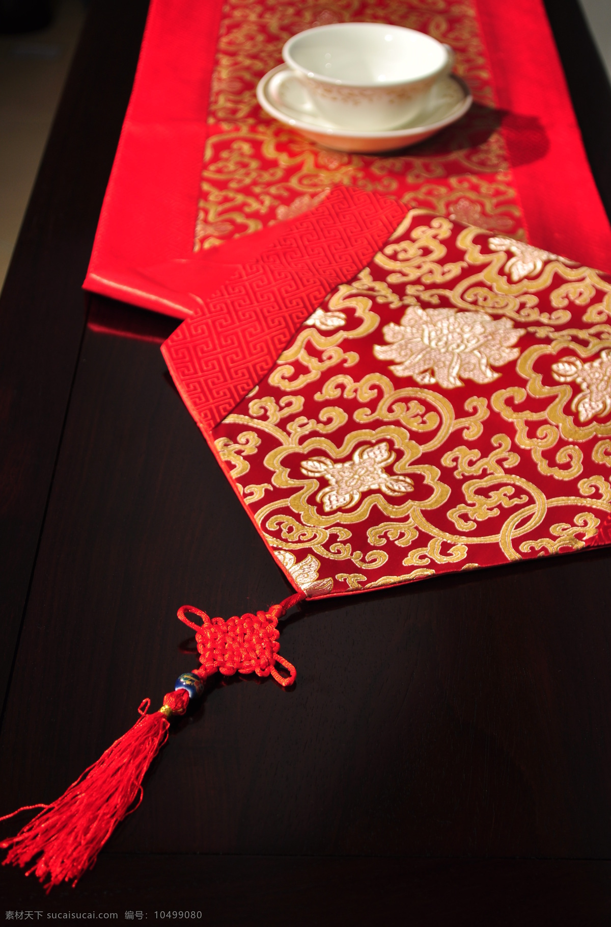 桌旗 桌子 旗子 红色的桌旗 花纹 古典花纹 中国古典花纹 中国结 丝绸 布 红色丝绸 红色的布 传统文化 文化艺术