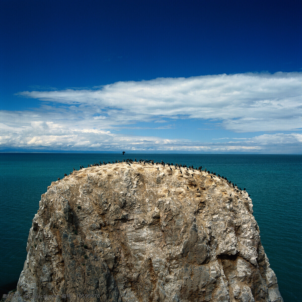 大海 中 小岛 大自然 自然风景 美丽风景 美景 景色 风景摄影 旅游景区 旅游风景 石头 海洋 蓝天白云 山水风景 风景图片