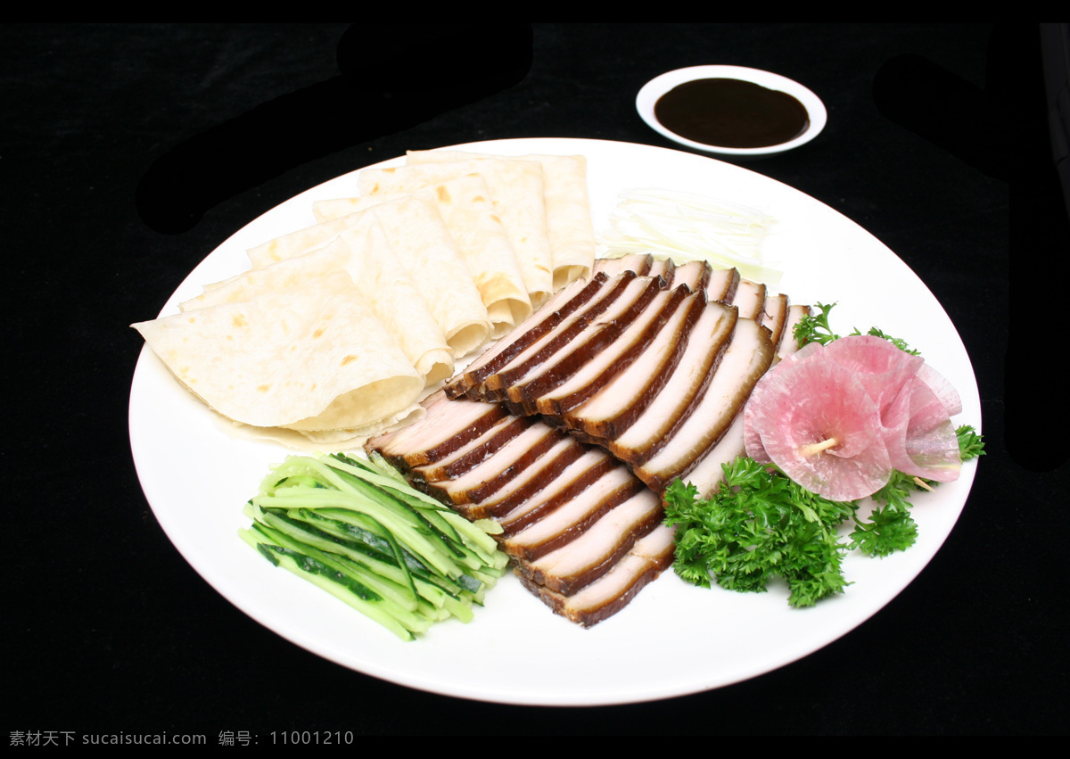 春饼五花肉 中华美食 美味 熟菜 鲜花 装饰 盘子 餐饮美食 传统美食 摄影图库