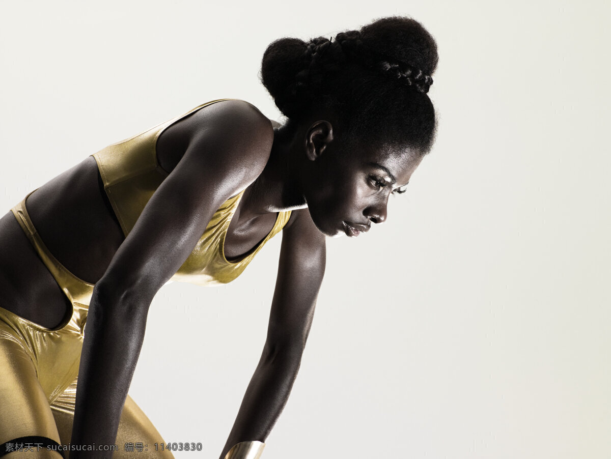穿 黄色 运动服 女人 横构图 外国女人 弯腰 运动员 女运动员 运动服装 黄色运动服 运动 健身 成人 休息 图像 高清图片 体育运动 生活百科