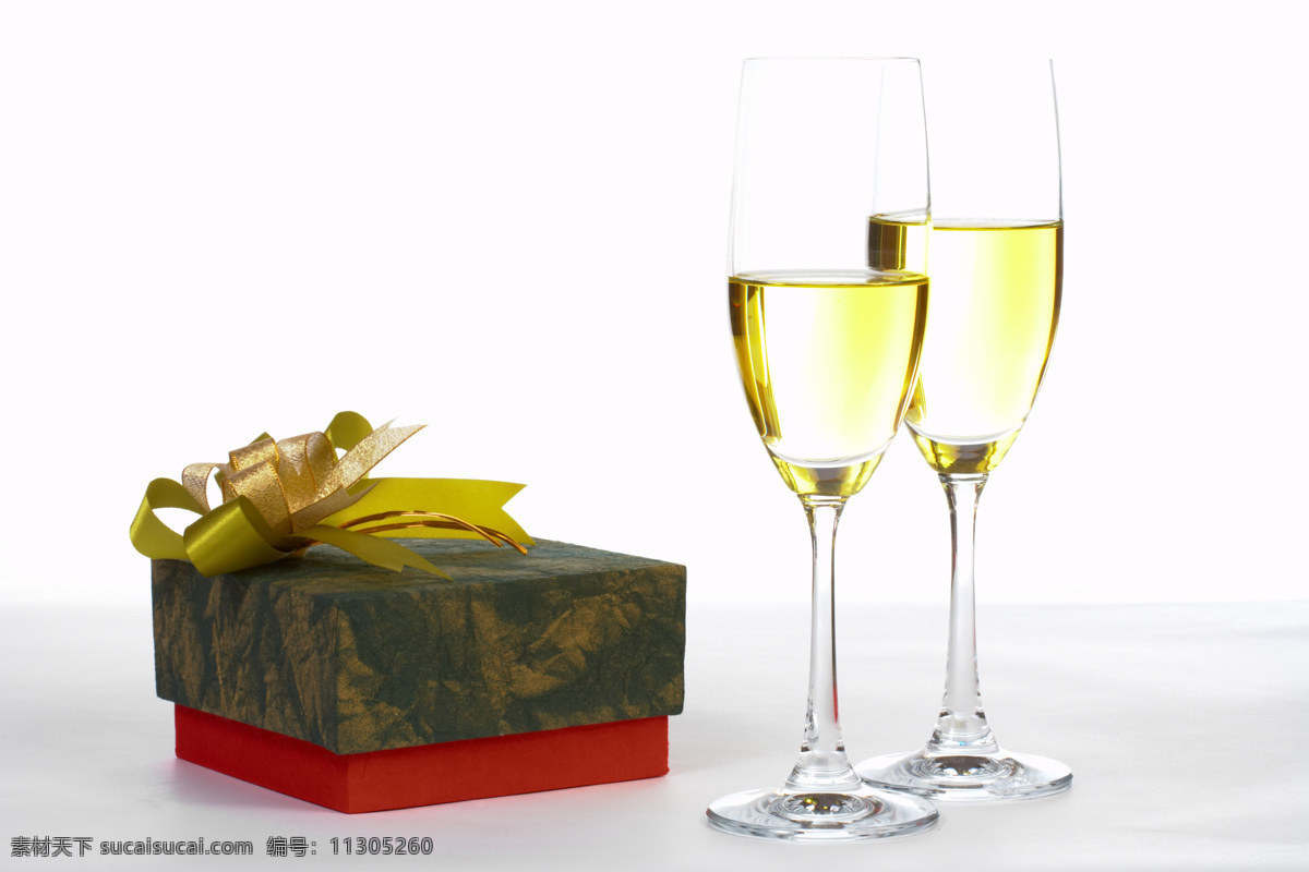葡萄酒 白酒 彩带 餐饮美食 酒杯 礼盒 礼物 美酒 葡萄 庆祝 佳酿 圣诞节 饮料酒水 psd源文件 包装设计