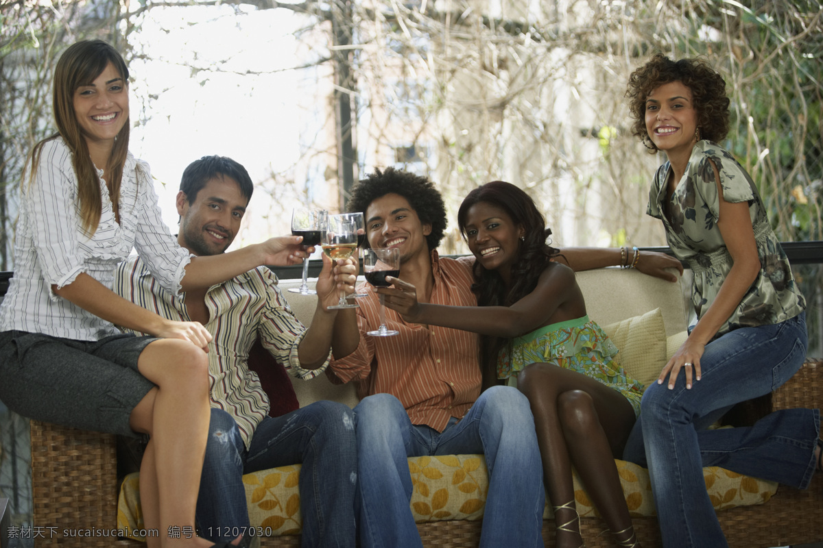 一群 参加 派对 人 人群 活动 交际 聊天 喝酒 开心 红酒 微笑 干杯 友谊 生活人物 人物图片