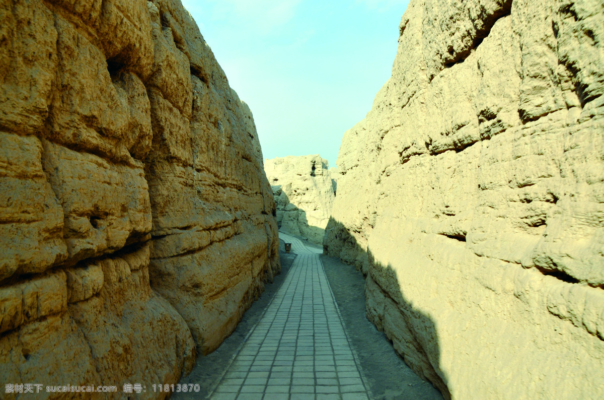 名胜古迹 美丽风景 新疆 古代遗址 遗址 洞穴 古老 天空 小路 土墙 艺术 自然 景点 文物 远古 建筑 自然景观
