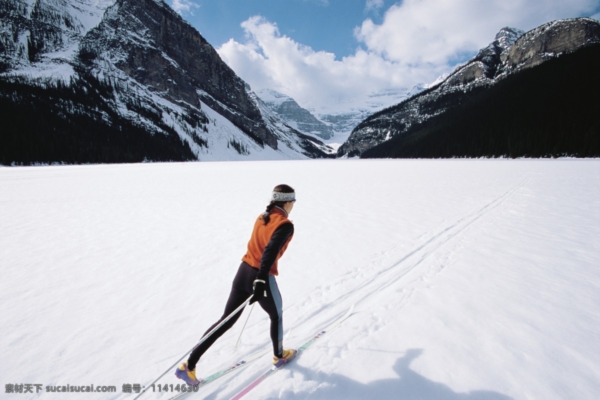 雪地 上 滑雪 运动员 高清 冬天 雪地运动 划雪运动 极限运动 体育项目 运动图片 生活百科 风景 雪景 雪山风光 摄影图片 高清图片 体育运动 白色