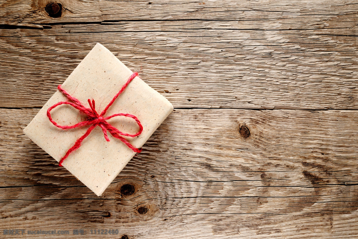 木板 上 礼物 圣诞礼物 礼品 礼包 木板背景 木纹背景 节日庆典 生活百科