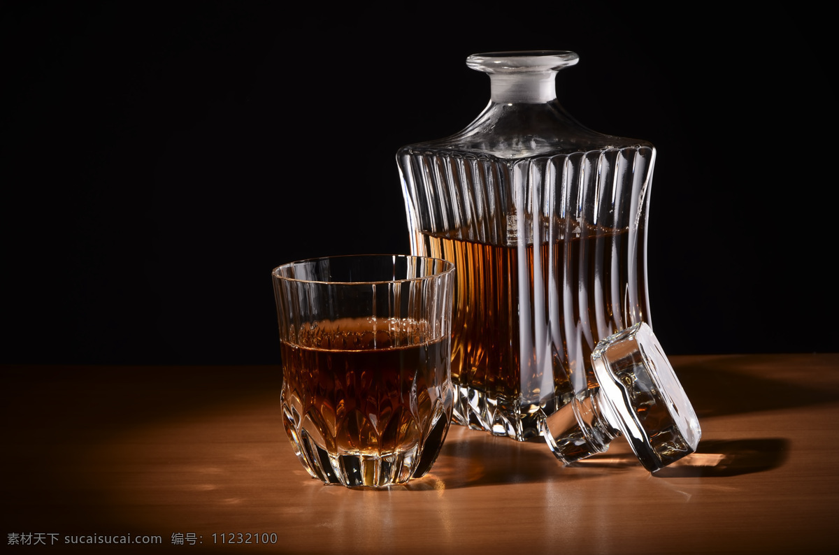 威士忌 洋酒 酒液 烈酒 玻璃杯子 休闲饮品 健康食品 酒水饮料 酒类图片 餐饮美食