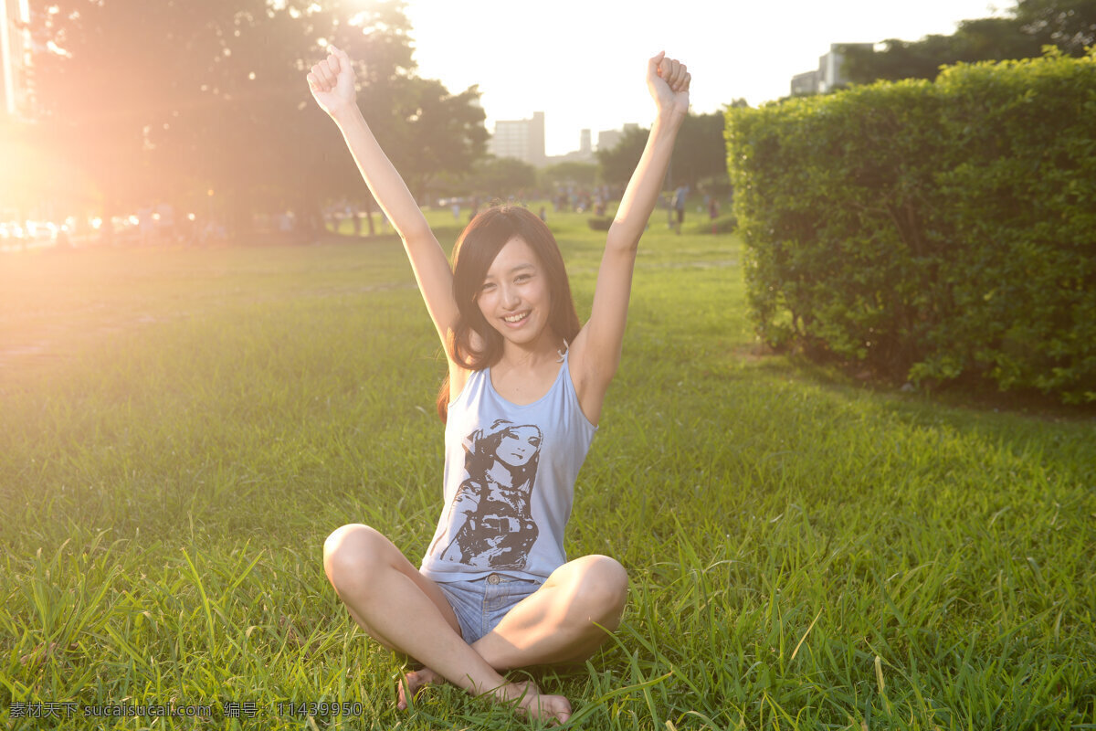 草坪上的女孩 气质美女 小清新 清纯美女 青春活力 可爱美女 美女外拍 女性女人 人物图库