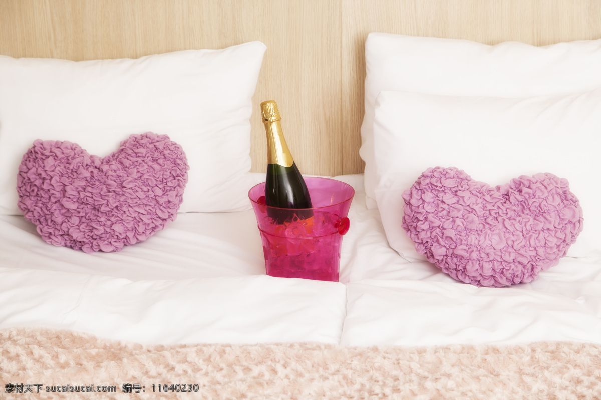 床上 香槟 酒瓶 冰块 冰桶 心形抱枕 枕头 床铺 其他类别 生活百科 白色