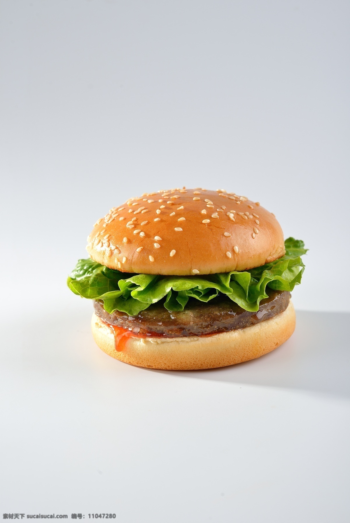 美式牛肉汉堡 汉堡 牛肉 三明治 汉堡包 西餐 卡路里 美式 小吃 面包 生菜 番茄酱 牛肉堡 餐饮美食 西餐美食