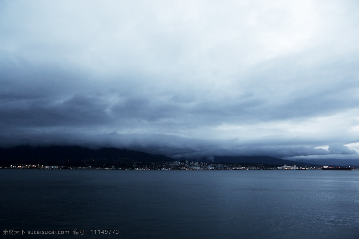 海边城镇 海边 乌云 城镇 广阔 宁静海面 夜幕降临 风雨欲来 远山 低云层 自然景观 山水风景