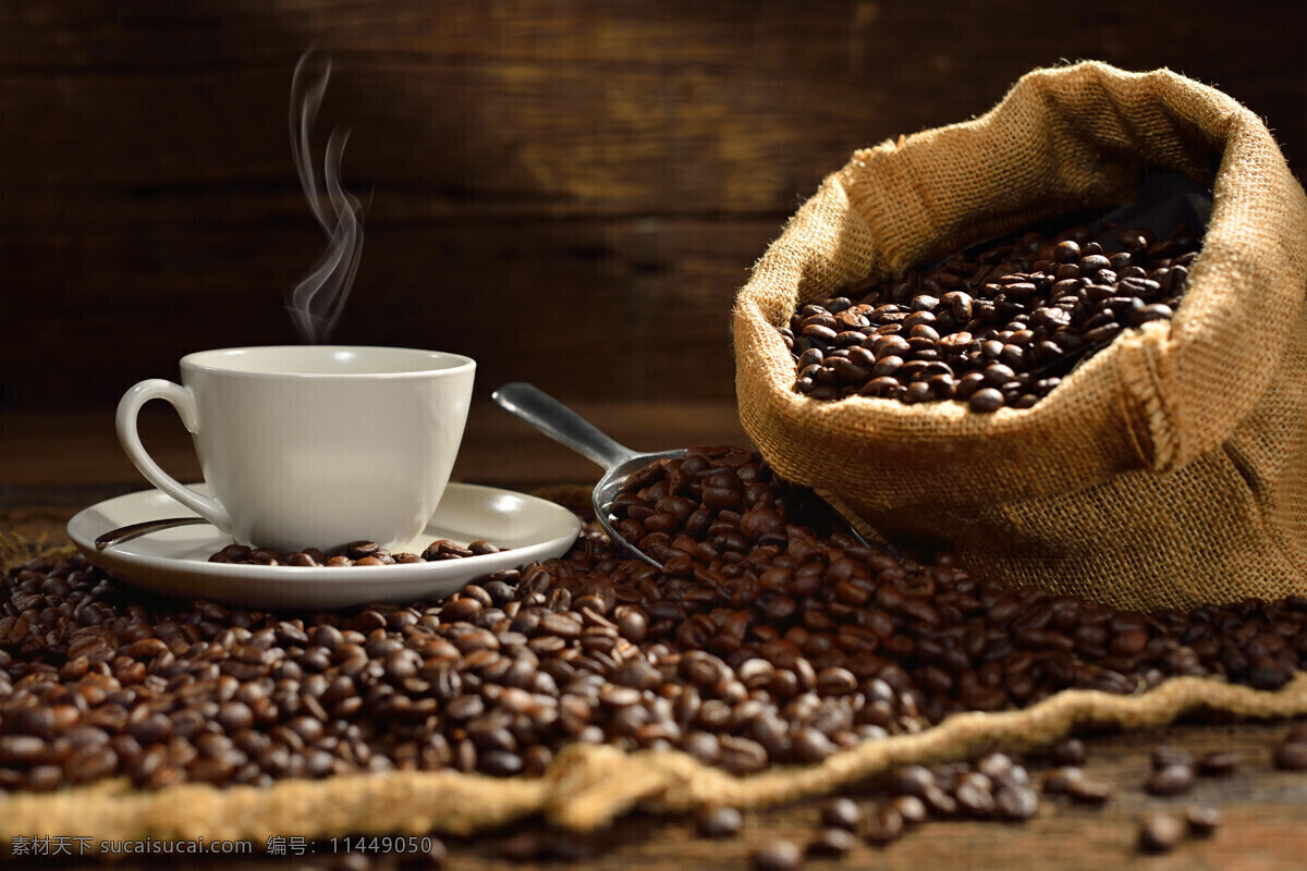 热腾腾 咖啡 咖啡豆 热腾腾的咖啡 咖啡原材料 食材 美味 酒水饮料 咖啡图片 餐饮美食