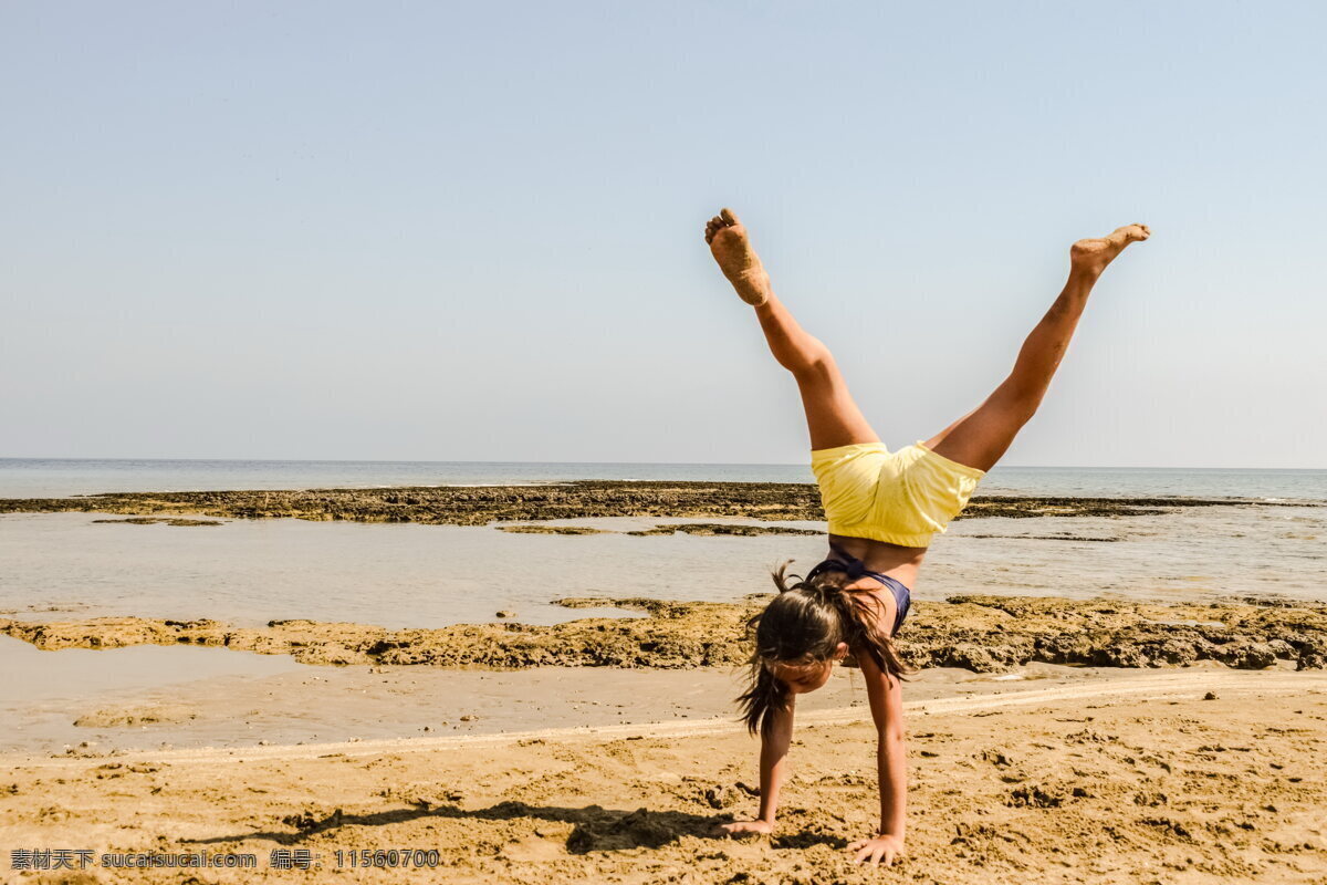 少女 倒立 瑜伽 人体 少女人体 瑜伽人体 沙滩 海滩 瑜伽动作 倒立姿势 人体少女 人物摄影 人物图库 女性女人