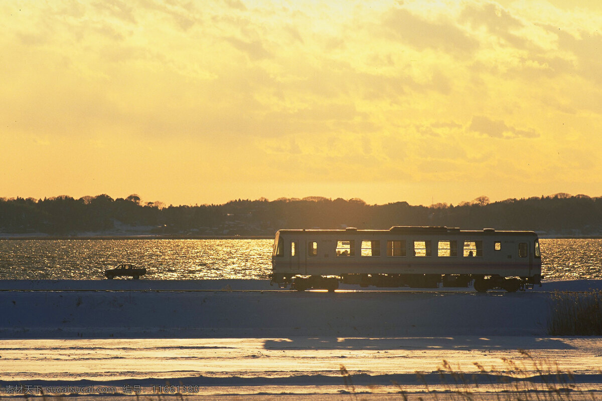 夕阳下的火车 夕阳 火车 雪 交通工具 雪地 现代科技