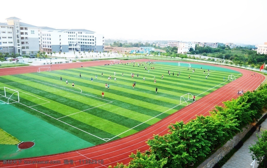 大学操场 绿茵地 跑道 踢足球 运动 体育课 大学校园 体育运动 文化艺术