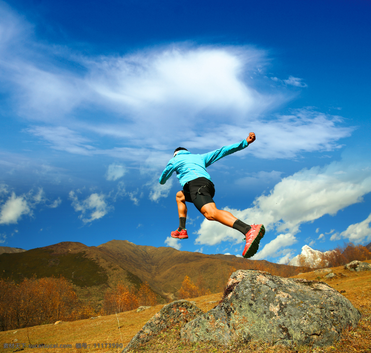 奔跑的男子 奔跑 跑步 户外 天空 蓝天 运动 激情 各色人物 文化艺术 体育运动