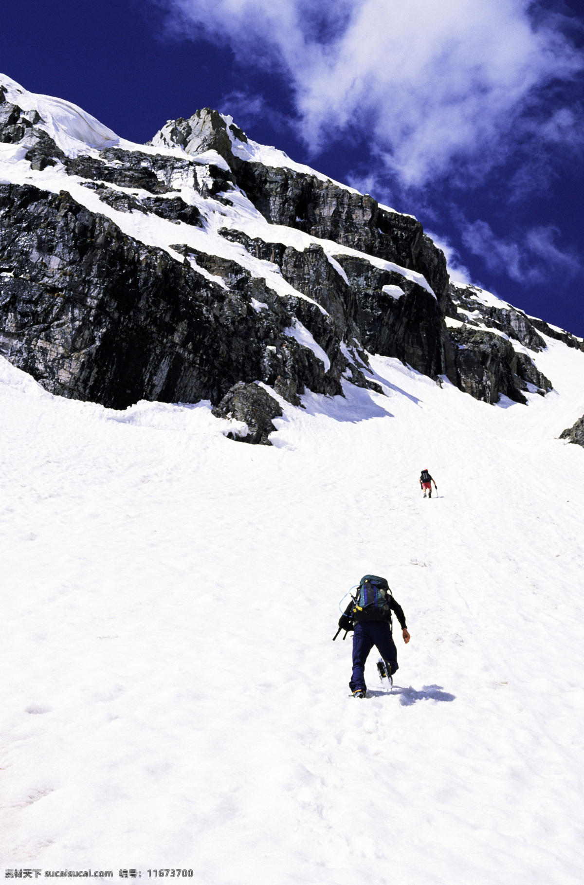 滑雪比赛 滑雪 滑雪运动 滑雪板 滑雪杖 雪橇 滑雪场 雪山 极限运动 白雪 山脉 蓝天 白云 体育运动 文化艺术