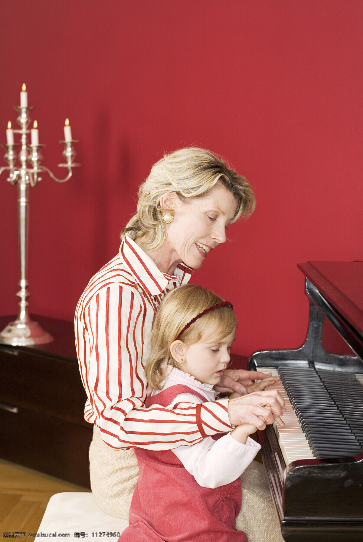 正 在教 弹 钢琴 女人 节日 圣诞节 圣诞礼物 圣诞树 快乐 开心 人物 弹钢琴 小女孩 生活人物 人物图片