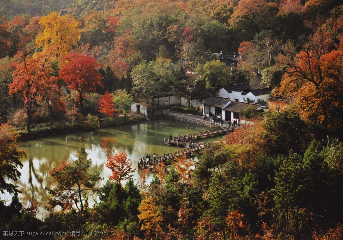 苏州风光 木渎天平山 树林 湖水 游客 长廊桥 江南风景 绿色景区 摄影写实 风景如画 碧水绿树 自然景观 风景名胜 摄影图库