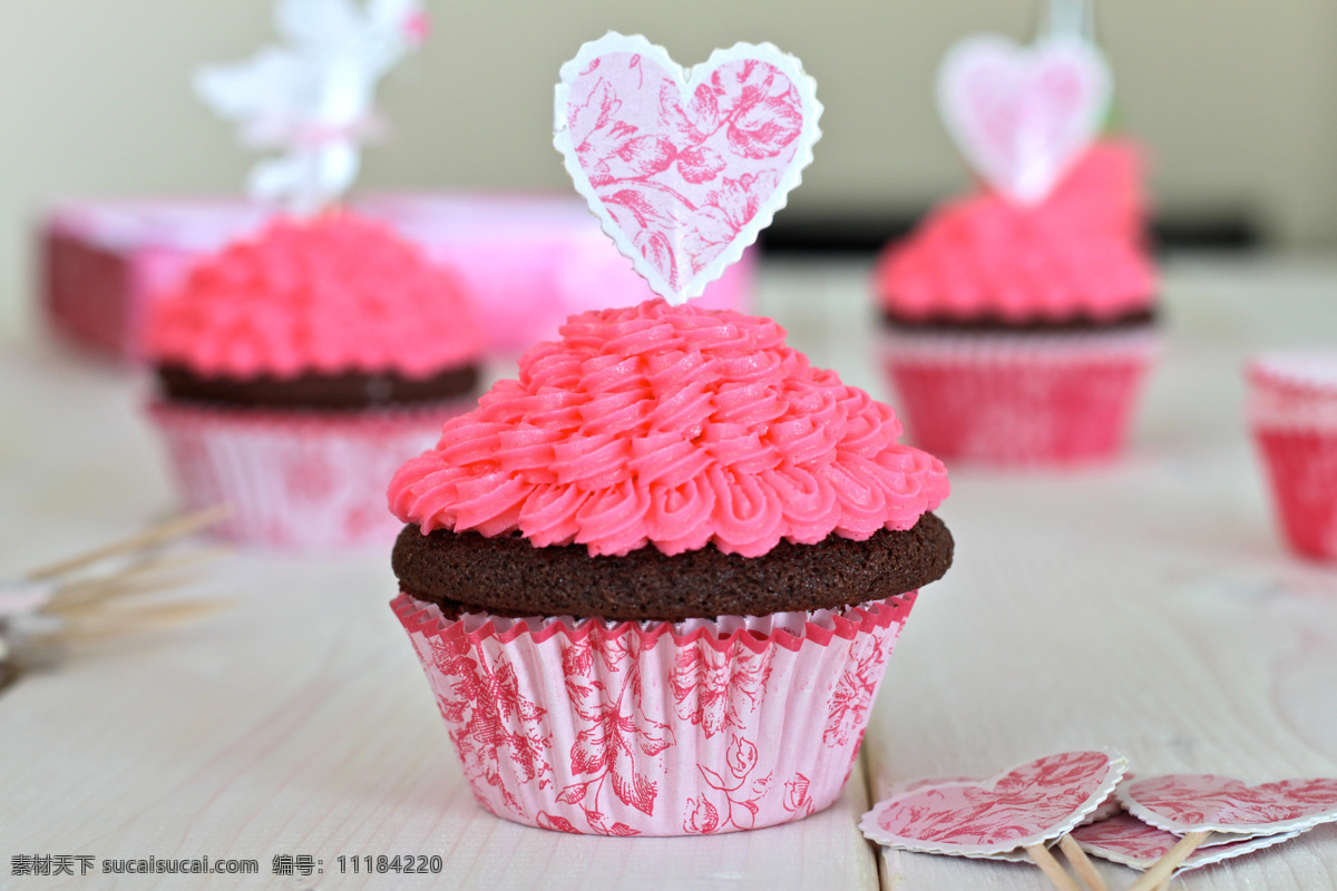 粉色 心形 蛋糕 食物 餐饮美食 甜食 粉色蛋糕 生日蛋糕图片