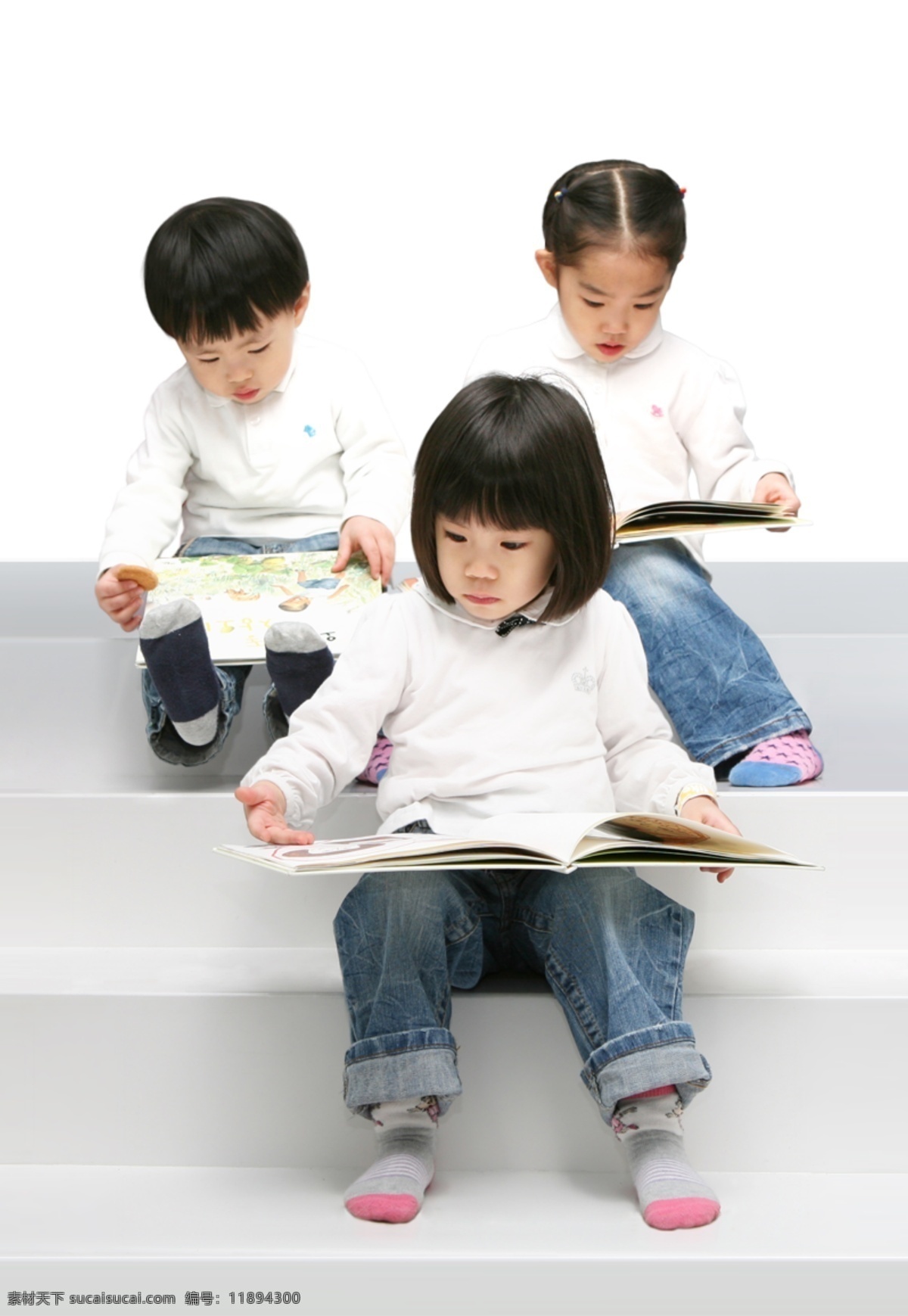 看书的小孩子 看书 小孩 坐在 台阶 上 三个小孩 小女孩 小男孩 分层 人物 源文件库
