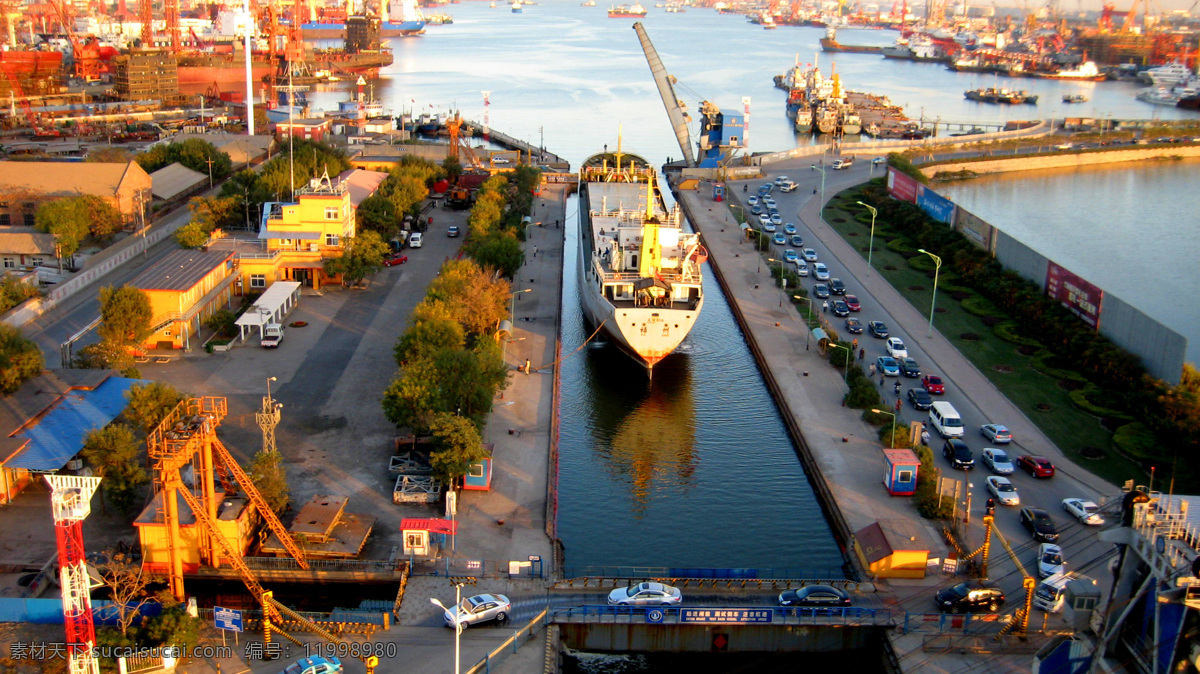 码头货轮 货船 货轮 轮船 码头 海港 港湾 港口 吊车 吊机 集装箱 海 大海 海岸线 航拍 工业生产 现代科技