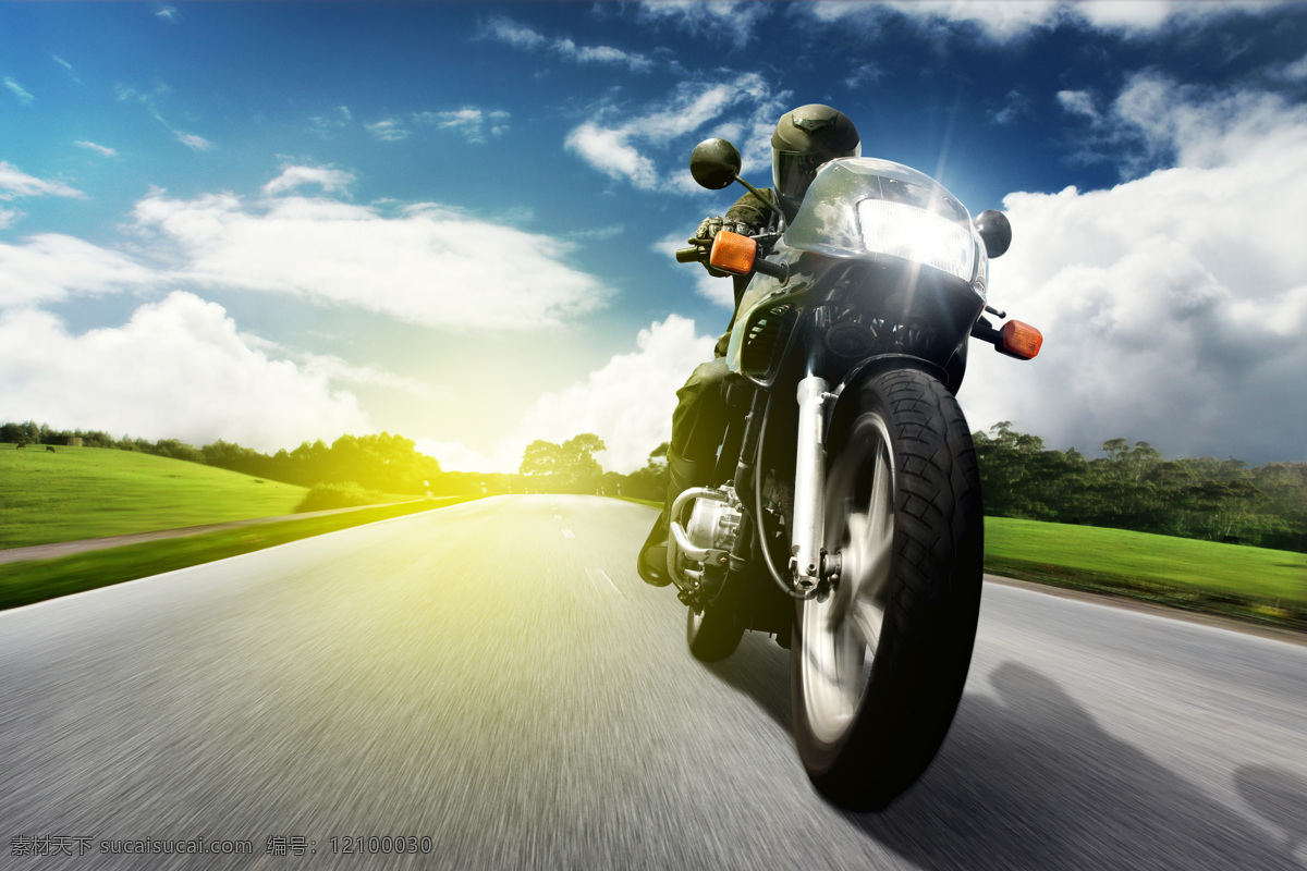 道路 上 骑 摩托车 人物 摩托车素材 交通 城市 天空 白云 人物摄影 人物素材 男人 汽车图片 现代科技
