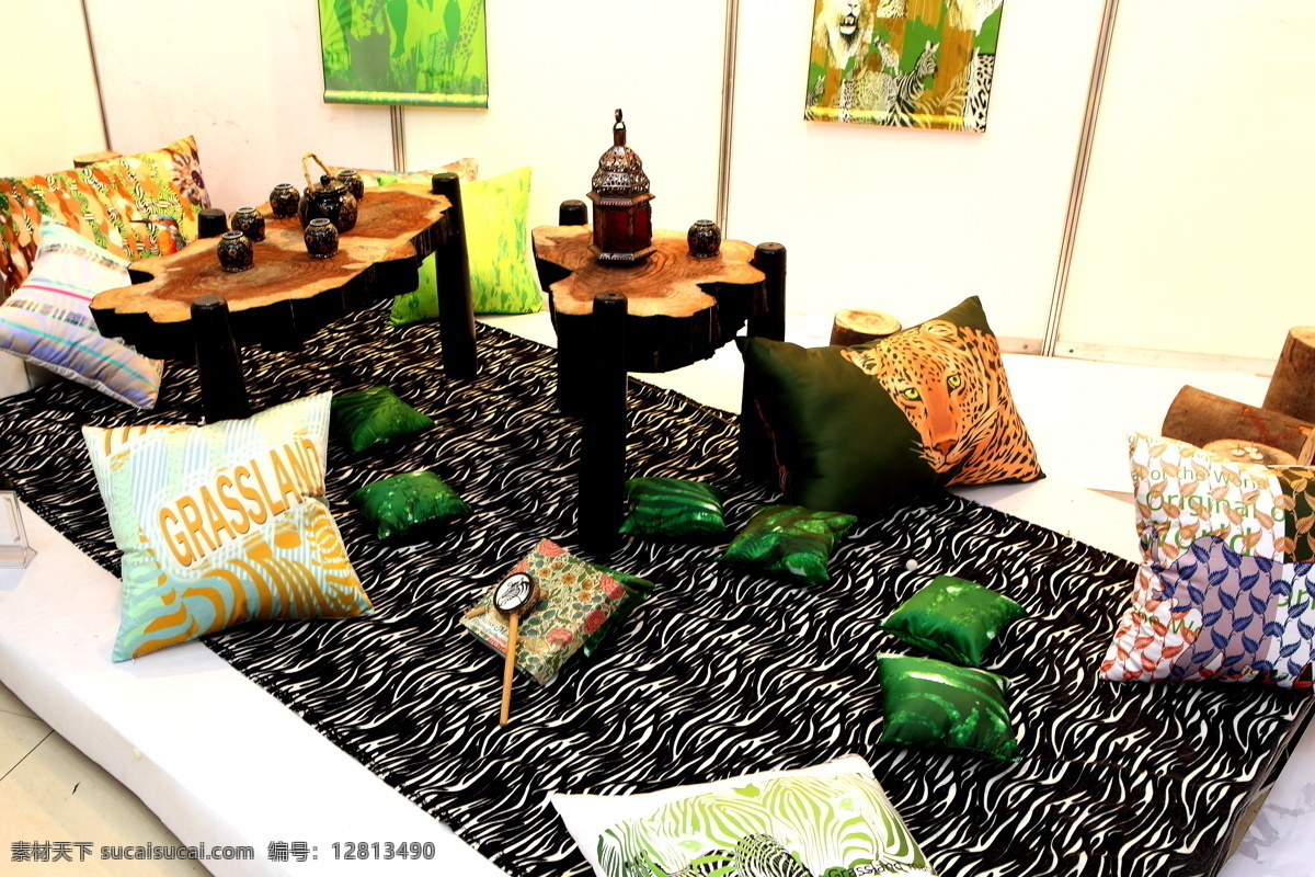 抱枕 茶壶 茶几 地毯 古典 家居生活 家居用品 靠垫 家中一角 枕头 靠背 室内设计 室内摆设 茶座 小桌子 休闲 生活百科 装饰素材