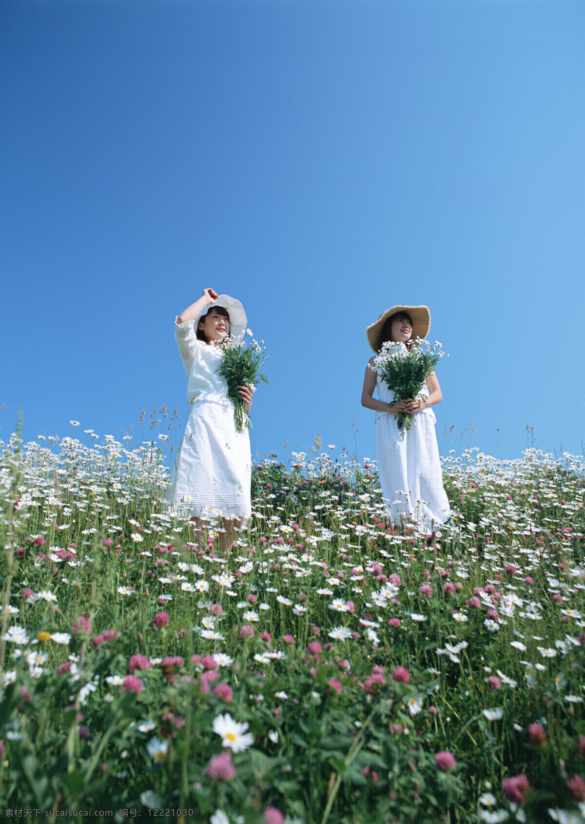 站立 花丛 中 女人 假日 休闲 干净 明媚 户外 旅行 人物 女性 意境 唯美 鲜花 花束 手捧鲜花 天空下 美女图片 人物图片