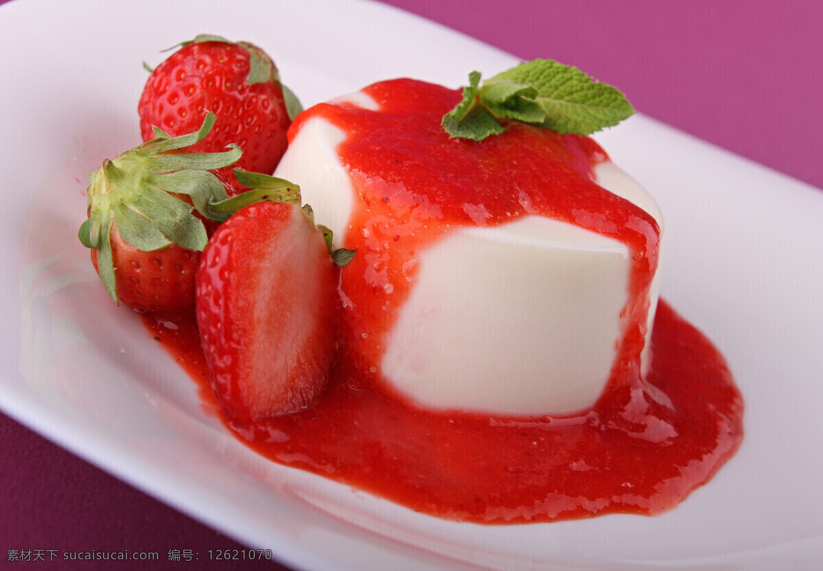 红色 草莓 蛋糕 草莓蛋糕 甜品 甜食 果实 果子 水果 新鲜水果 水果背景 水果图片 餐饮美食