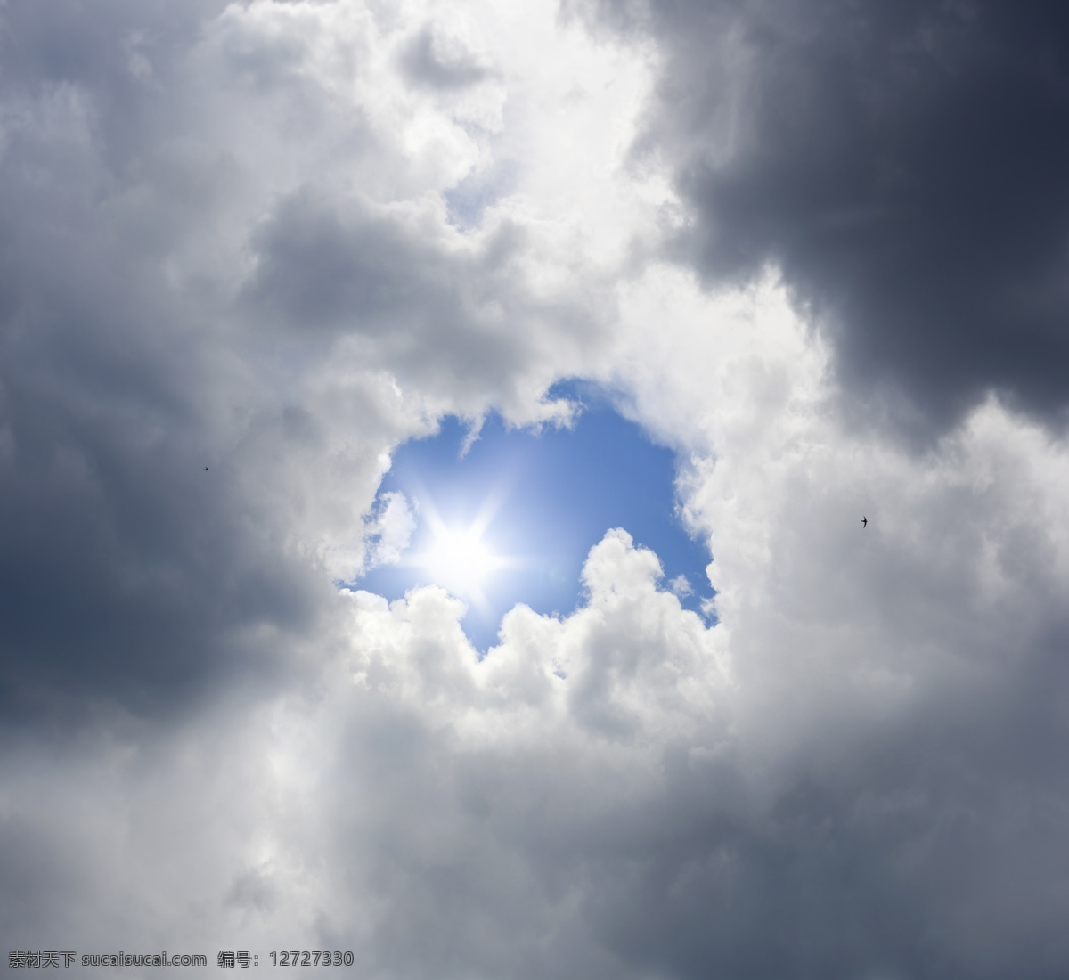 透过 白云 太阳光 阳光 太阳 蓝天 天空 云朵 天空云彩 天空图片 风景图片