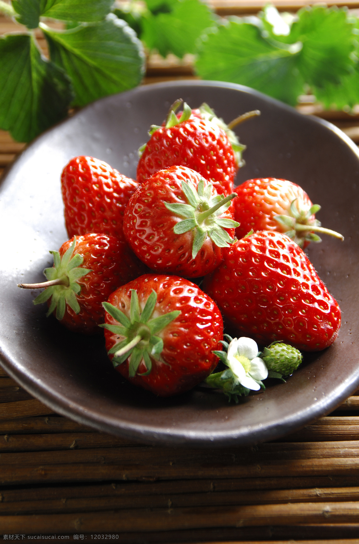 水果免费下载 草莓 高清 红色 盘子 水果 诱人 风景 生活 旅游餐饮