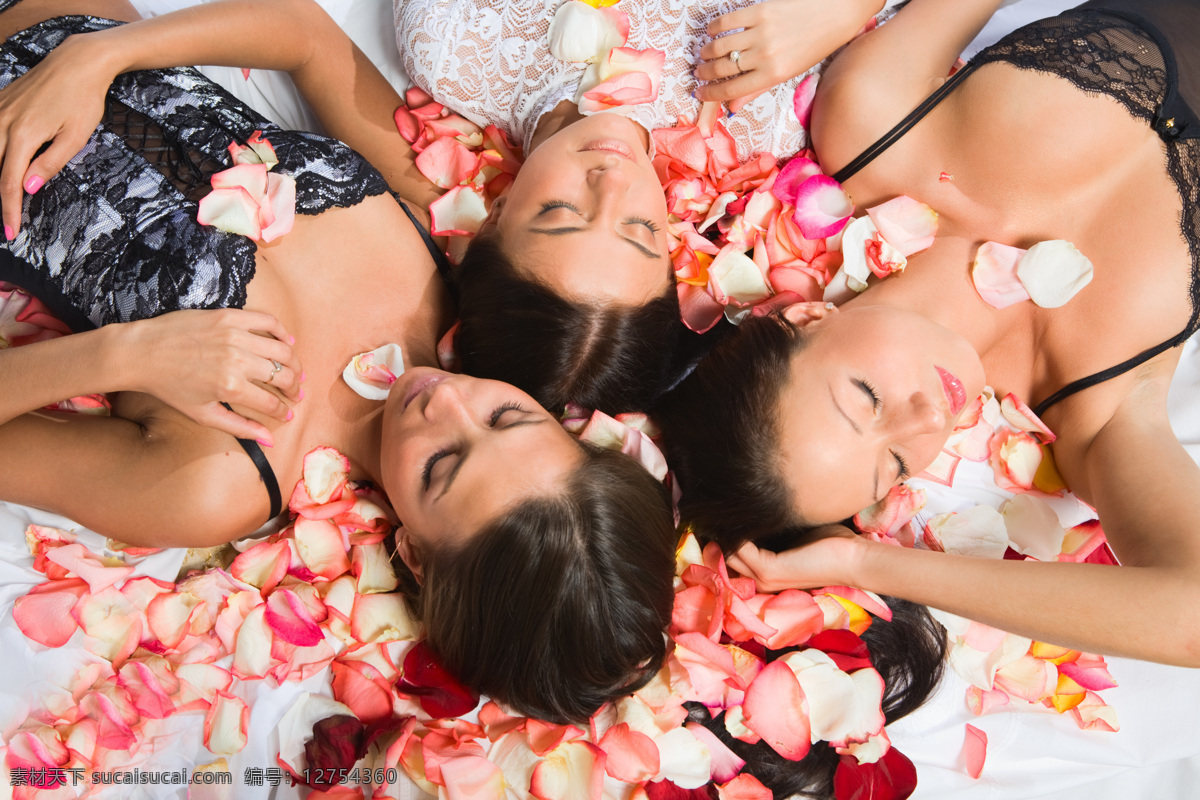 躺 花瓣 上 女孩 girl petals 女人 人物 高清图片 三个女人 生活人物 人物图片