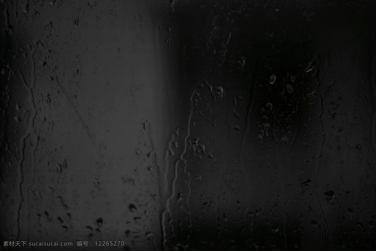 玻璃 材质 流动 摄影图库 生活百科 生活素材 水滴 雨水 敲打 雨水敲打玻璃 雨后玻璃 黑色夜景 滑落 亮金金 幽暗 冷清 水珠 水 纹理 贴图 夜雨后的玻璃 psd源文件