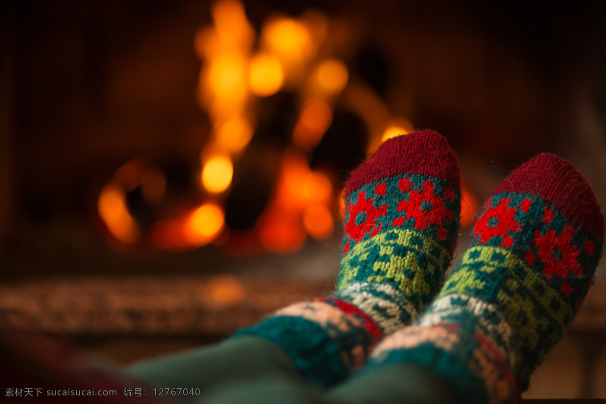 壁炉 前 面的 双脚 圣诞花纹袜子 炉火 烤火 国外家庭 圣诞节 冬季 火焰图片 生活百科