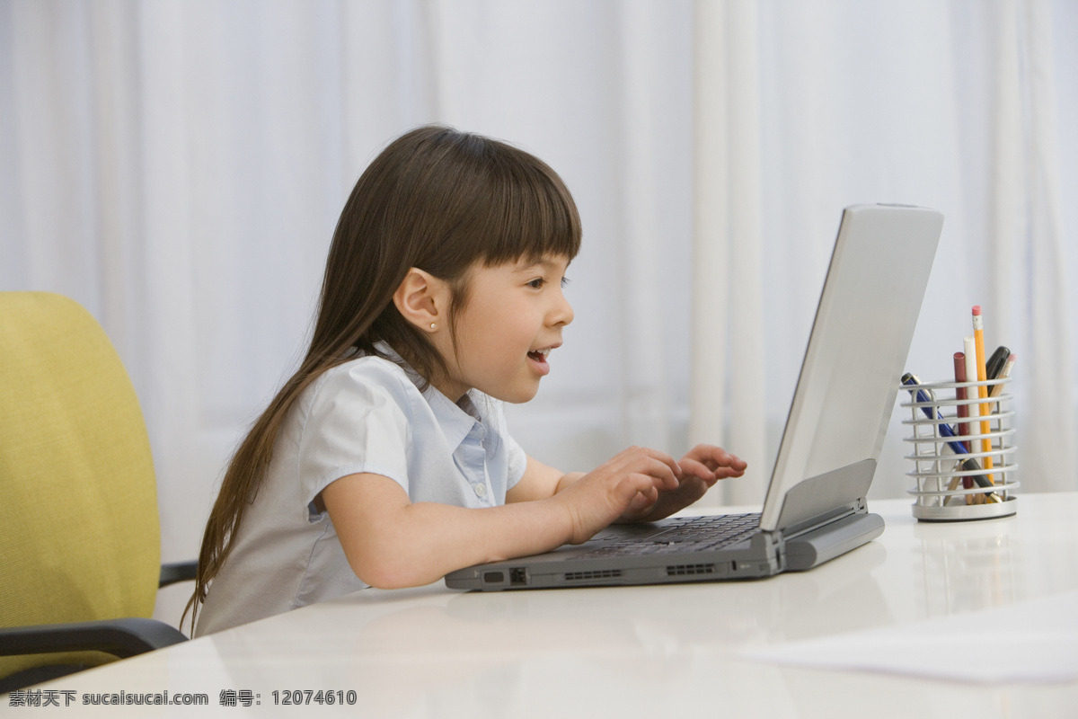 玩电脑 小女孩 天真无邪 童真 中国小朋友 中国小孩 微笑小女孩 开心的小女孩 电脑与小女孩 手提电脑 打字的小女孩 笔筒 儿童图片 人物图片