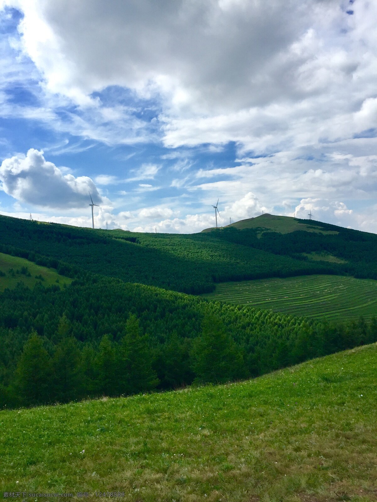 远山梯田风车 远山 梯田 风车 草地 蓝天 自然景观 自然风景