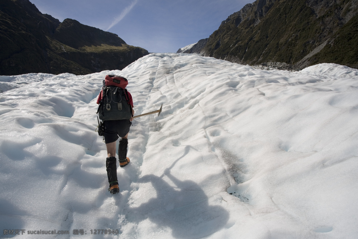 雪山图片素材 雪山 蓝天 山峰 旅游 风光 冰雪 险峻 人物背影 山水风景 风景图片