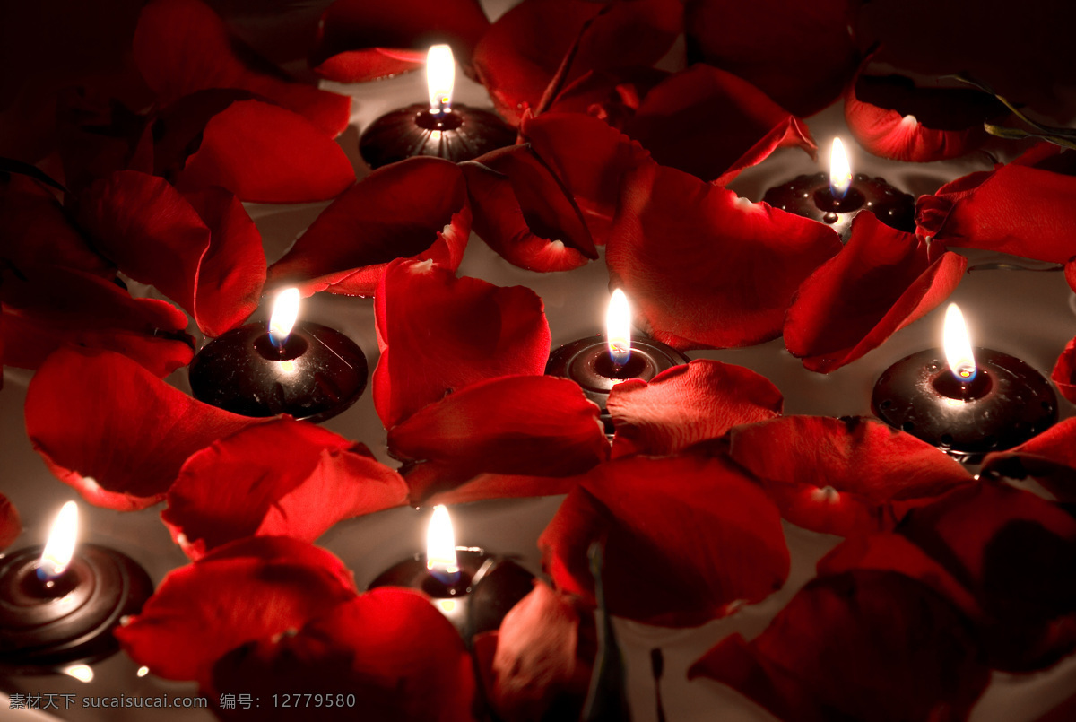 唯美 红色 蜡烛 心形背景 模糊背景 祈福祝愿 唯美花朵 蜡烛烛光 火苗 红色蜡烛 情人节 心形蜡烛 心形烛光 红色蜡烛烛光 花瓣 红蜡烛花瓣 黑色