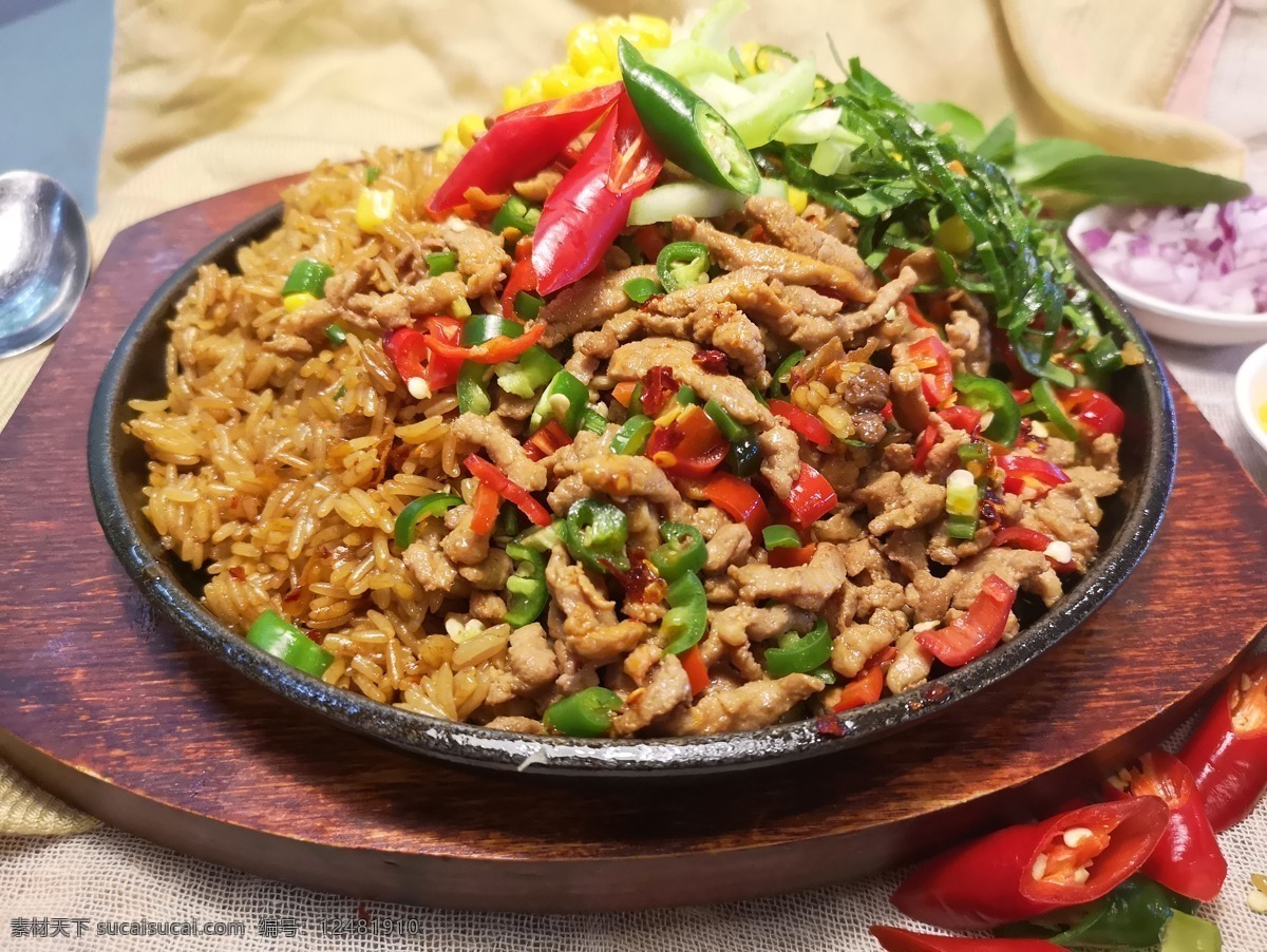 肉炒饭 猪肉 炒饭 蔬菜 洋葱 棕色 食品 鸡肉 餐厅 大米 午餐 特色炒饭 玉米 铁板炒饭 铁板牛肉 洋葱炒饭 菜品照片 餐饮美食 传统美食