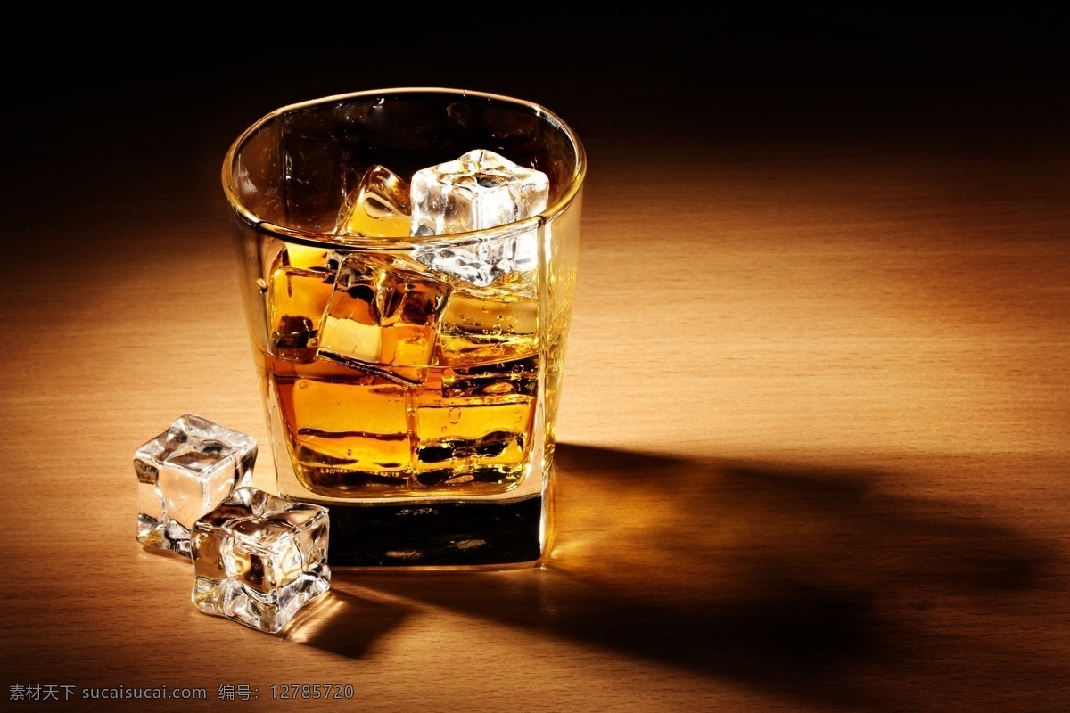 威士忌 香醇 冰块 清凉爽口 诱人 美味 可口 美酒 白兰地 白酒 冰水 饮料酒水 餐饮美食
