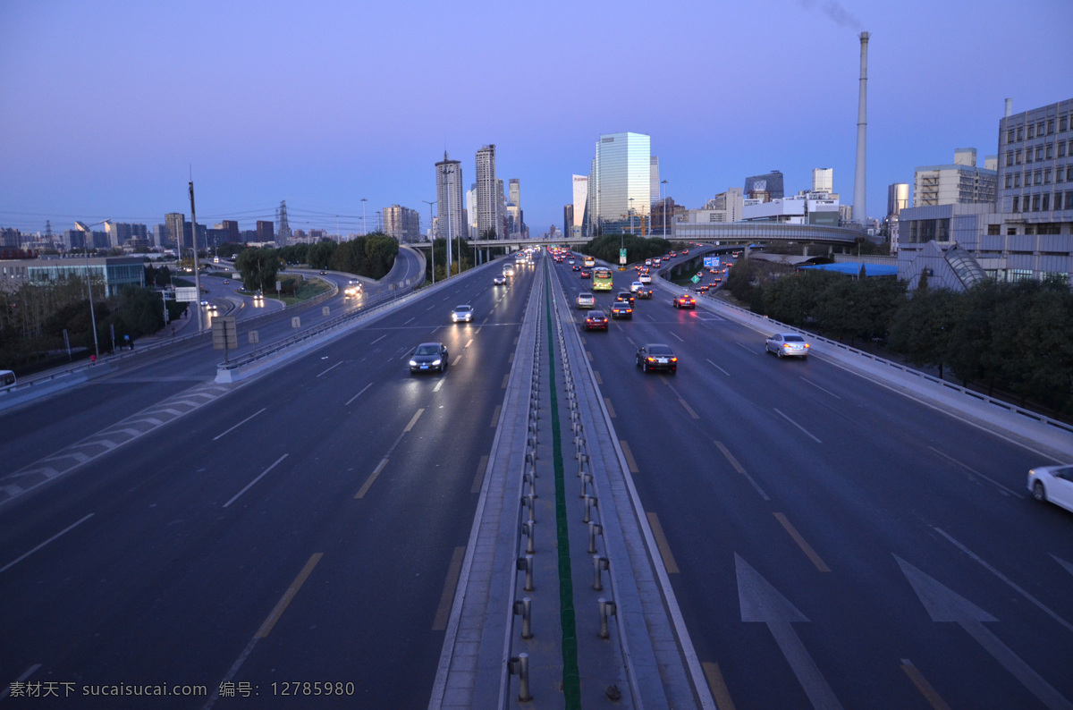 城市道路 公路 柏油路 马路 穿梭的车辆 道路交通 建筑园林 建筑摄影 灰色