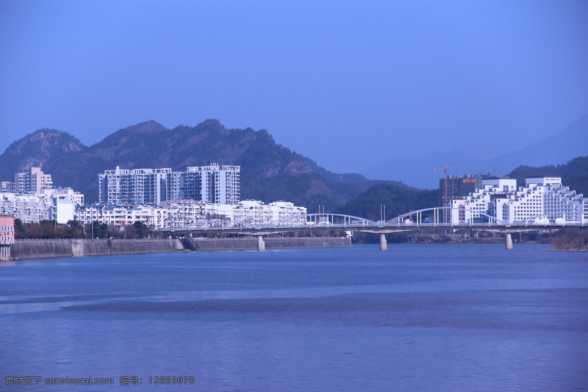 新安江 大桥 水面 远山 房子 天空 山峦 建筑 国内旅游 旅游摄影