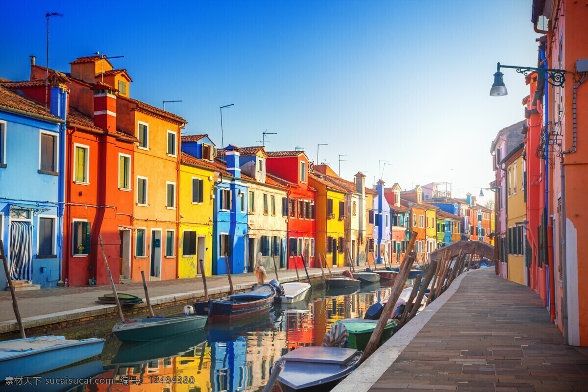意大利 彩色 房子 船只 水上 通道 彩色房子 水通道 彩色建筑物 建筑风情 建筑风景 意大利风景 意大利建筑 自然景观 建筑景观