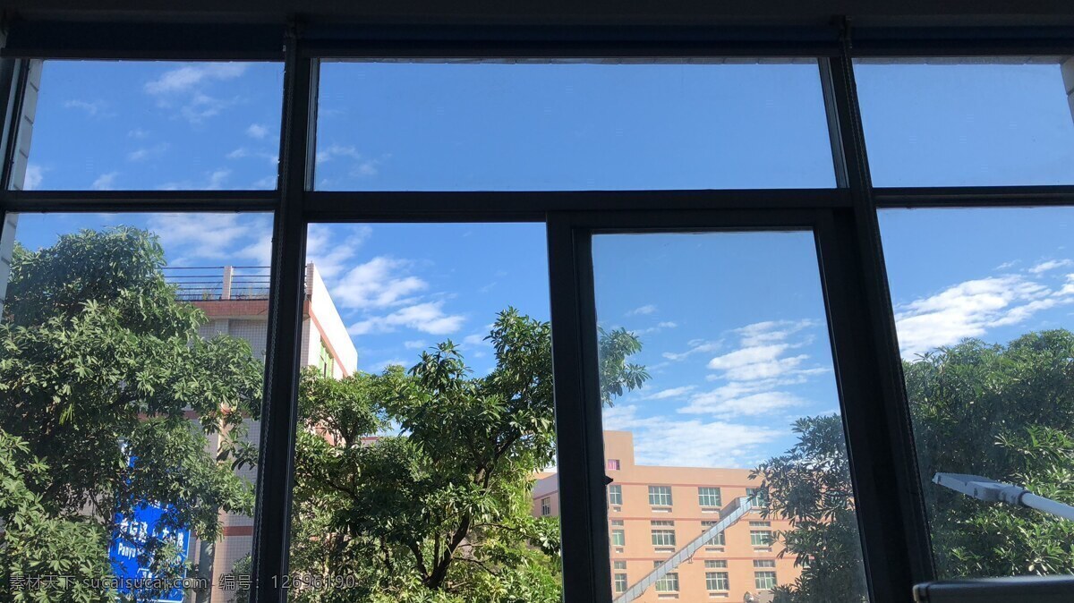窗外的天空 窗前 窗外 天空 蓝天白云 房子 高清 背景图 晴天 好天气 自然景观